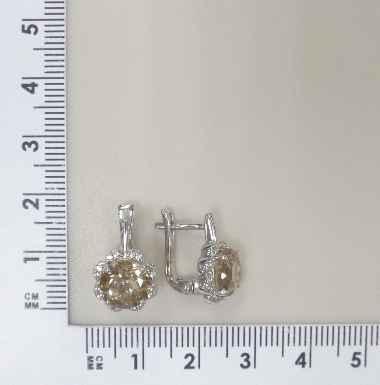 Серебряные серьги с кварцем "Цветы"